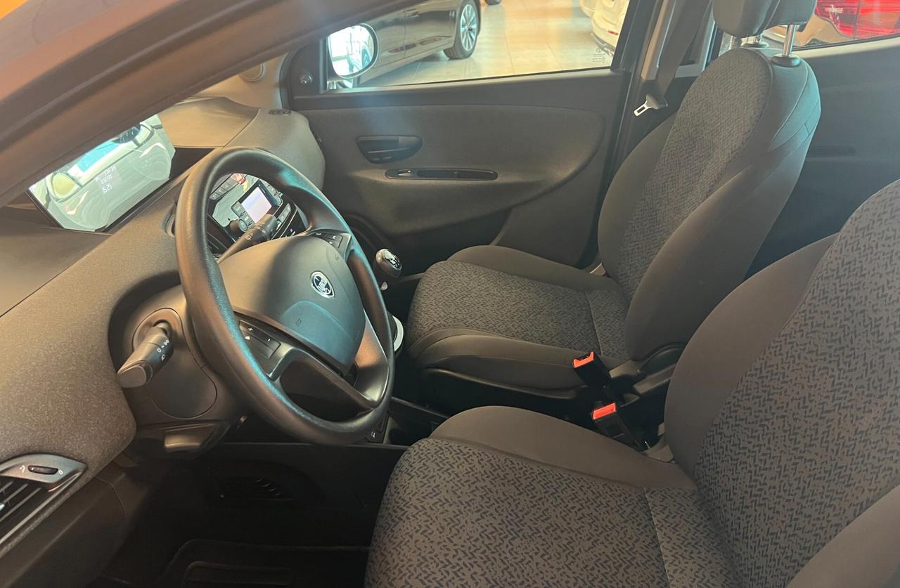 Lancia Ypsilon 1.0 FireFly 5 porte S&S Hybrid Silver