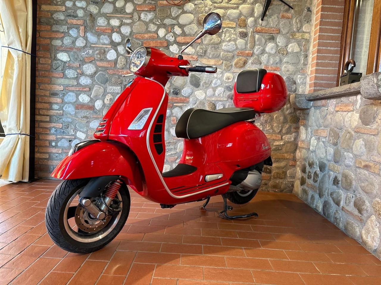 Piaggio Vespa 300 GTS hpe Vespa GTS 300 hpe