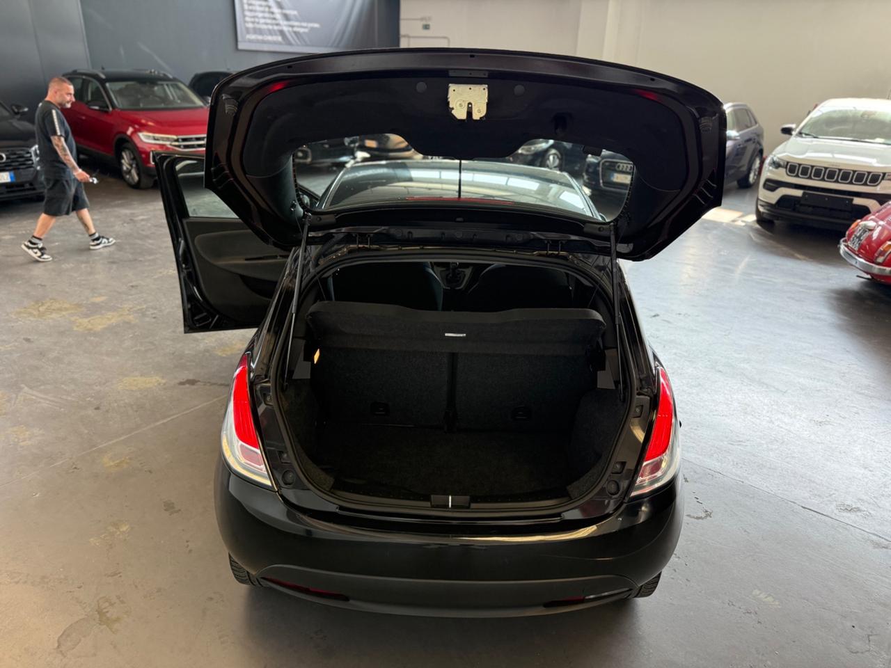 Lancia Ypsilon 1.0 FireFly 5 porte S&S Hybrid Silver