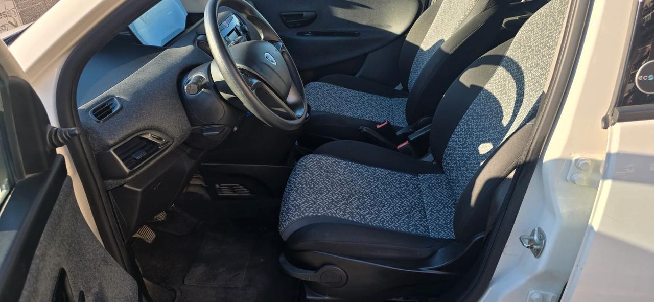Lancia Ypsilon 1.0 FireFly 5 porte S&S Hybrid Ecochic Silver