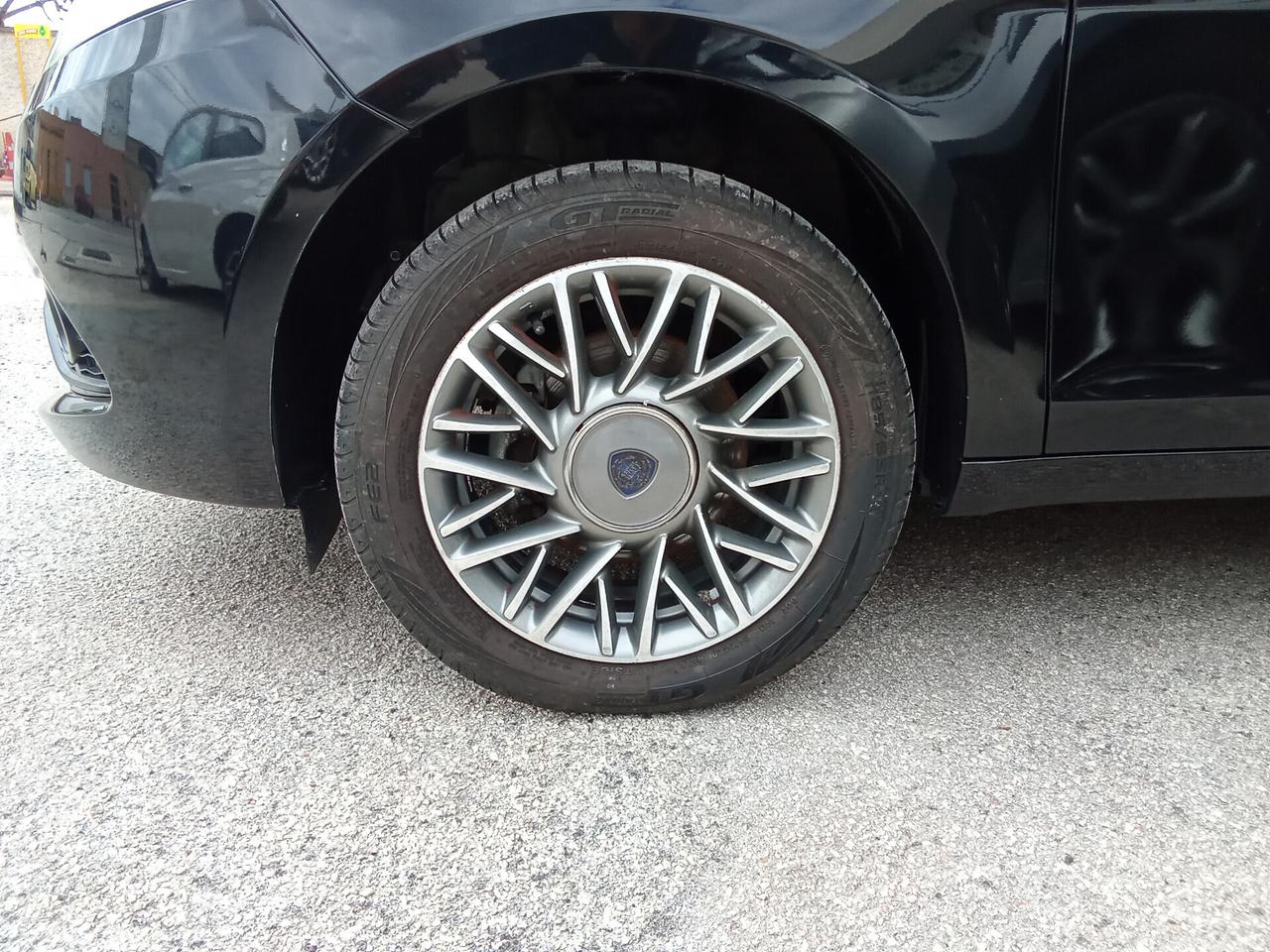 Lancia Ypsilon 1.0 Hybrid 70cv Gold