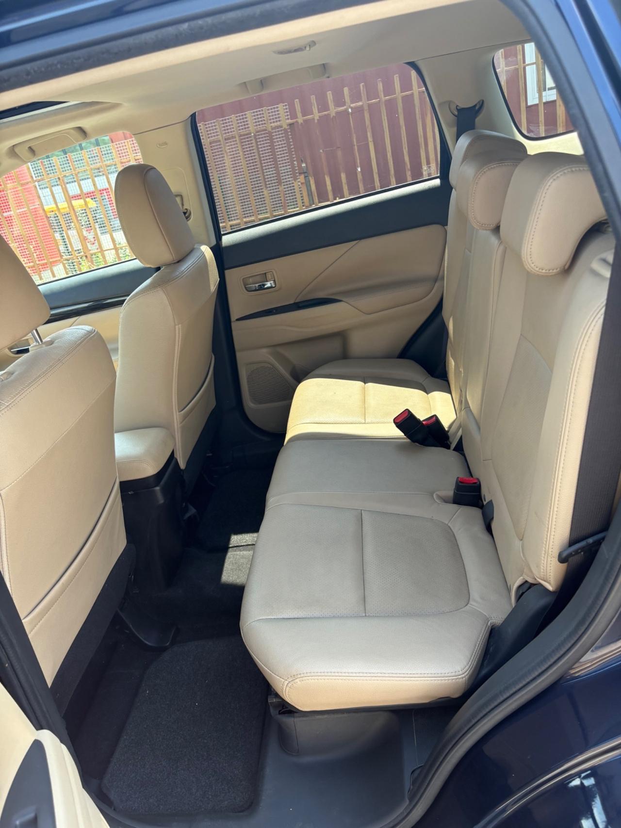 Mitsubishi Outlander 2.2 DI-D 4WD Instyle Plus SDA 7 posti