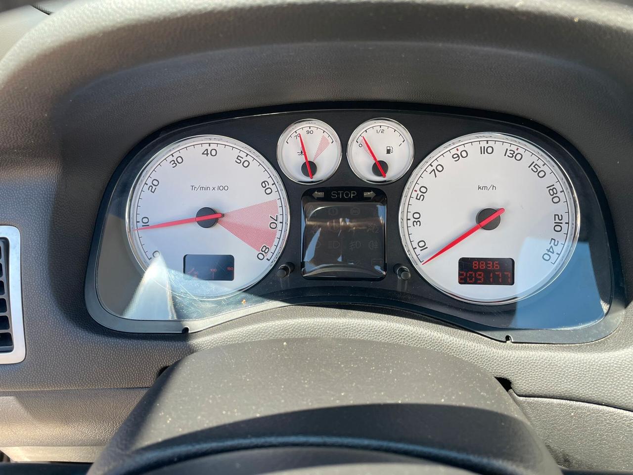 Peugeot 3008 1.6 HDi 110CV cambio robotizzato Tecno