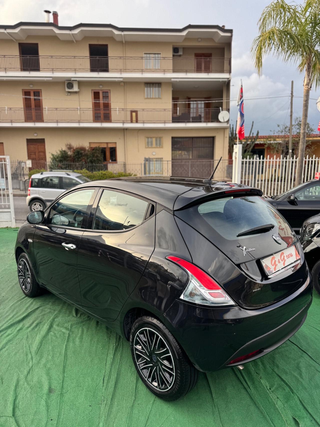 Lancia Ypsilon 1.0 FireFly 5 porte S&S Hybrid Silver