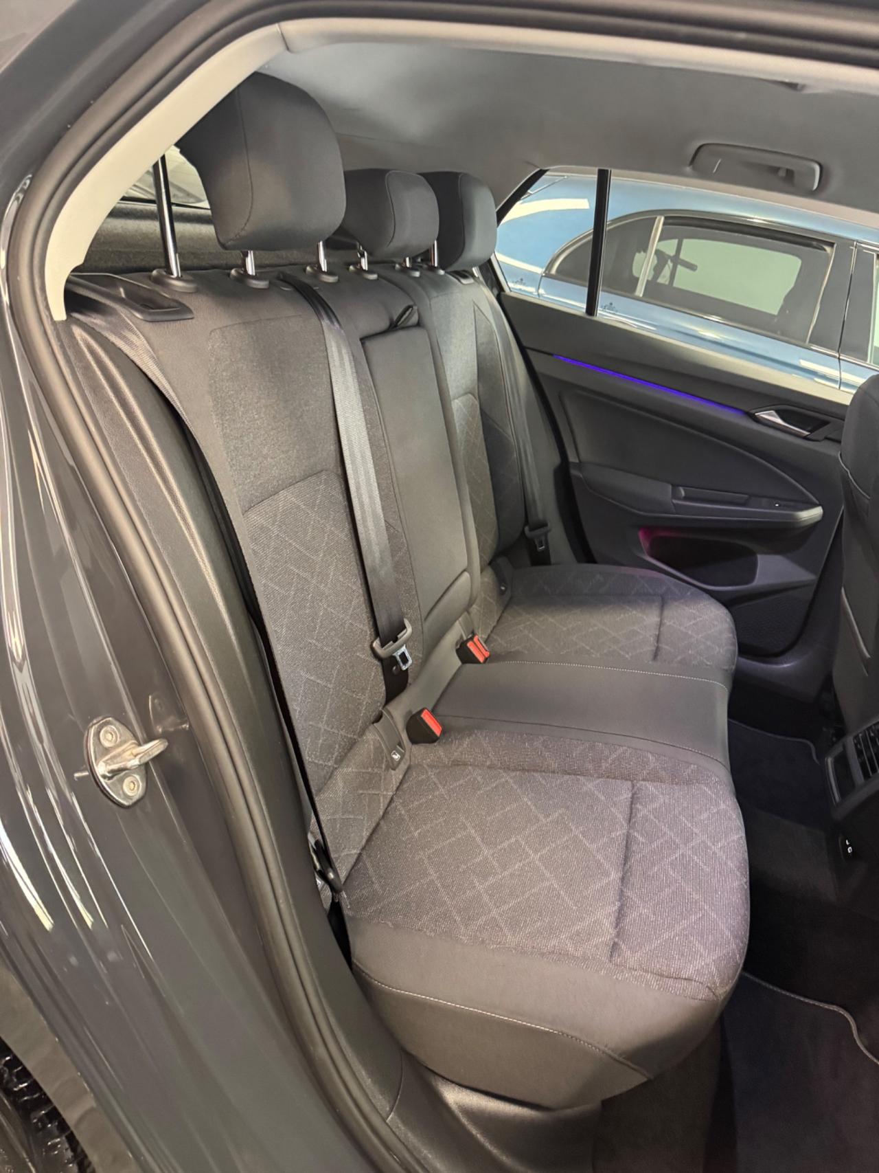 Volkswagen Golf 8 2.0 TDI R-Line Finanziabile