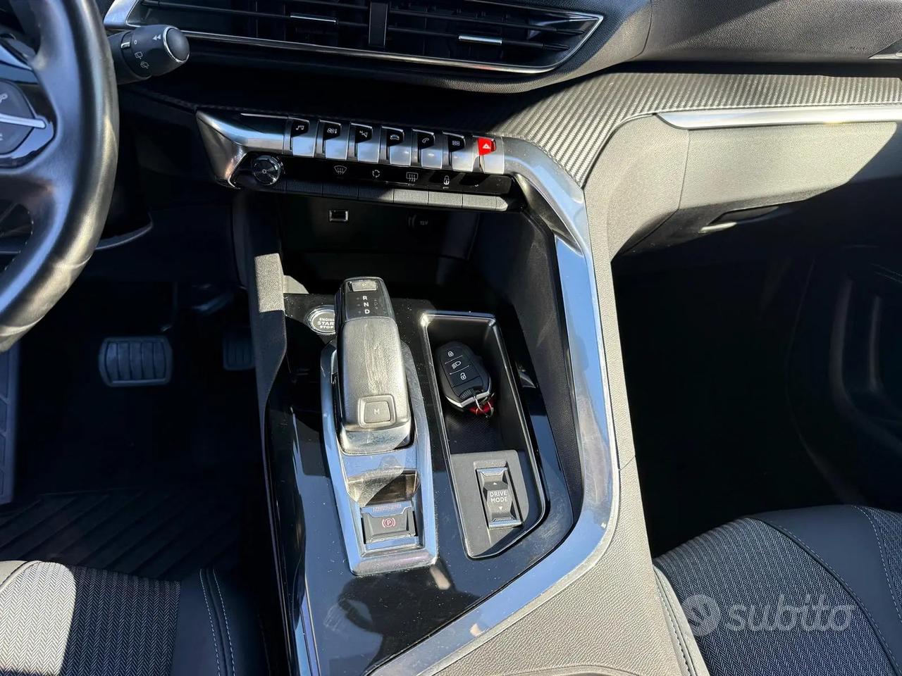 Peugeot 3008 1.5 Allure *CAMBIO AUTOMATICO*