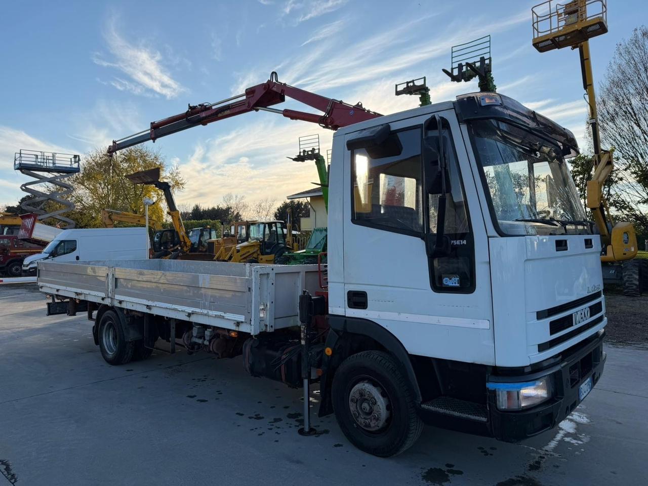 Iveco 75E14 con gru - cassone 5.70m