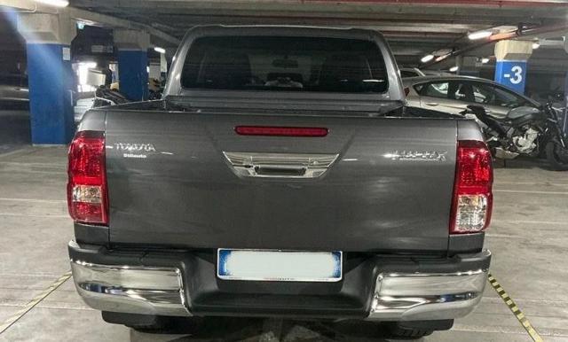 TOYOTA Hilux 2.4 D-4D 2WD 4 porte Double Cab Lounge