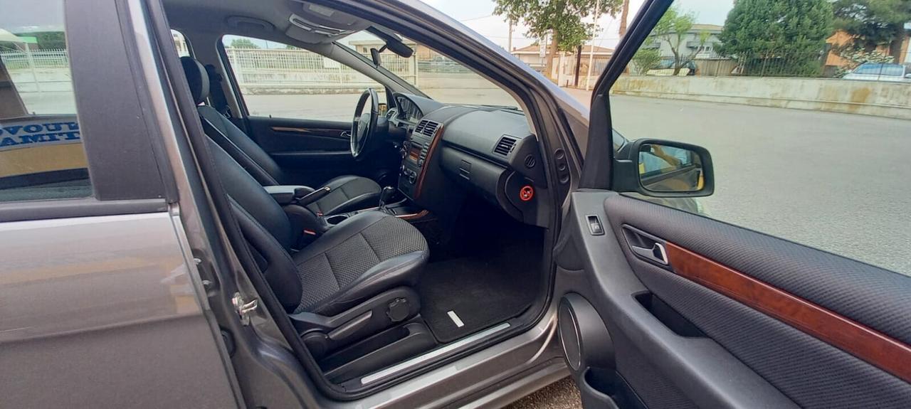 Mercedes-Benz Classe A 160 Benzina Allestimento Elegance cc. 1.5 CV. 95 Cambio Automatico 5 Porte 5 Posti Euro 5 SOLO 74.800 KM. Utilizzabile anche per i Neopatentati.