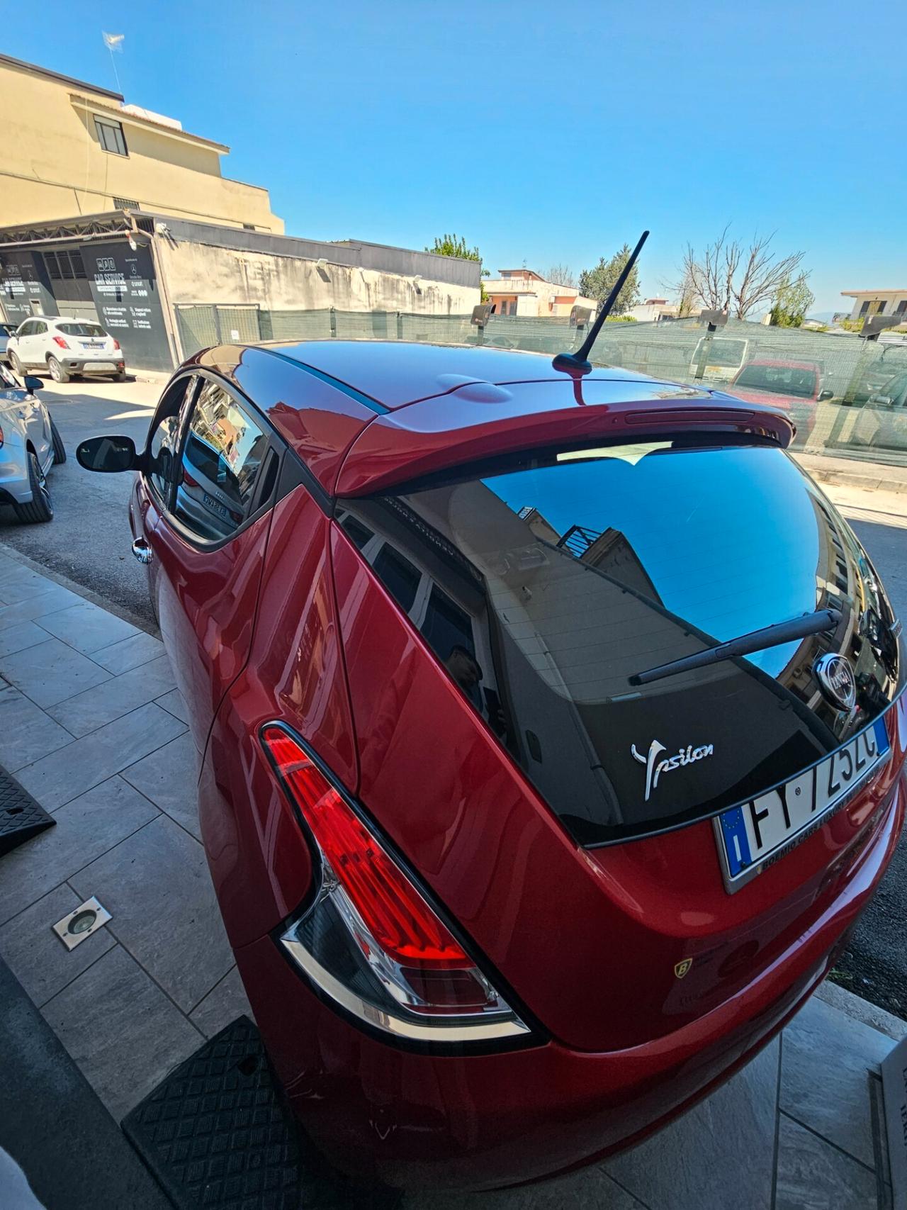 Lancia Ypsilon 1.0 FireFly S&S Hybrid/GPL Ecochic Silver