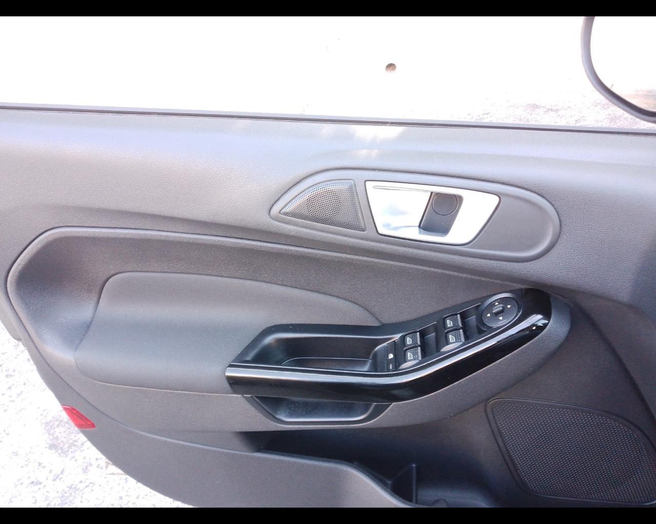 FORD Fiesta 6ª serie - Fiesta 1.5 TDCi 75CV ST LINE