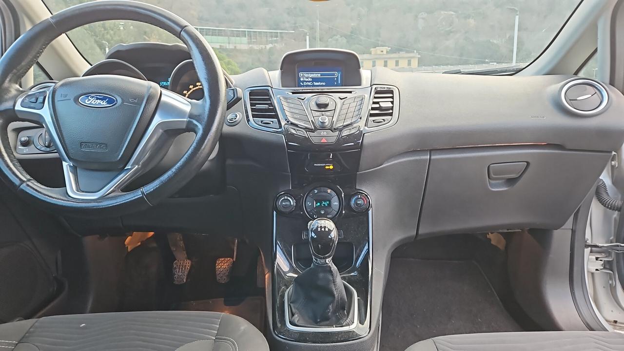 FORD FIESTA 1.5 TDCi VIGNALE – FINE 2018 – NEOPATENTATI – 110.000 KM Proponiamo in vendita Ford Fiesta 7ª serie Vignale, fine 2018, unico proprietario, tenuta in condizioni eccezionali. L’auto è stata curata come un bebè, mantenuta con estrema