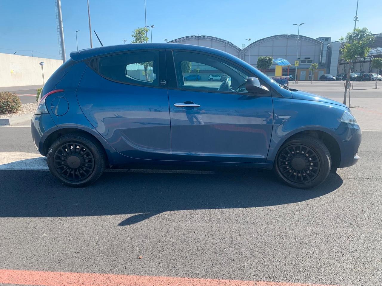 Lancia Ypsilon 1.0 FireFly 5 porte S&S Hybrid Ecochic Silver