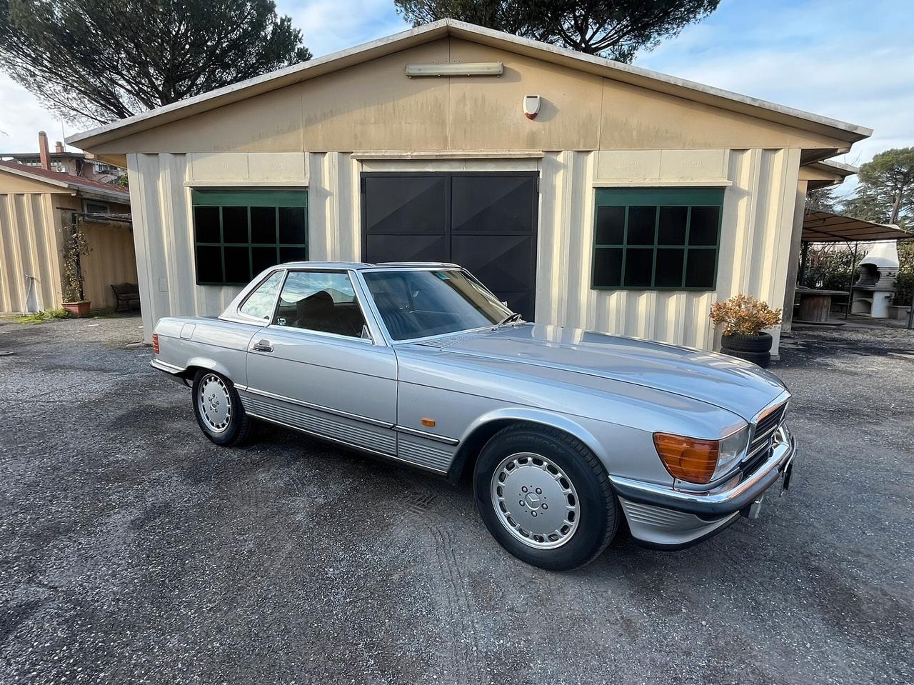 Mercedes 300 SL (R107) - CONSERVATA