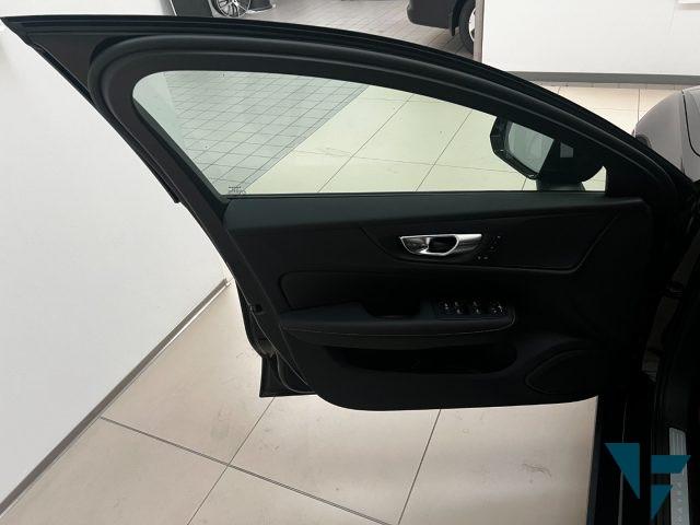 VOLVO V60 B4 (d) automatico Plus Dark