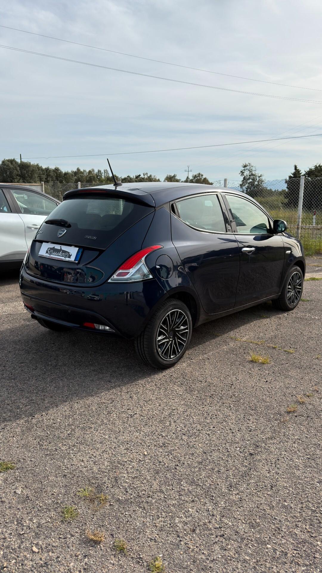 Lancia Ypsilon 1.0 FireFly 5 porte S&S Hybrid Ecochic Silver