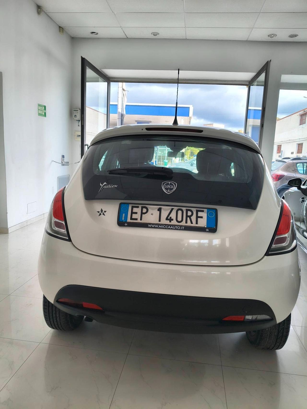 Lancia Ypsilon 0.9 TwinAir 85 CV 5 porte Metano Ecochic Silver
