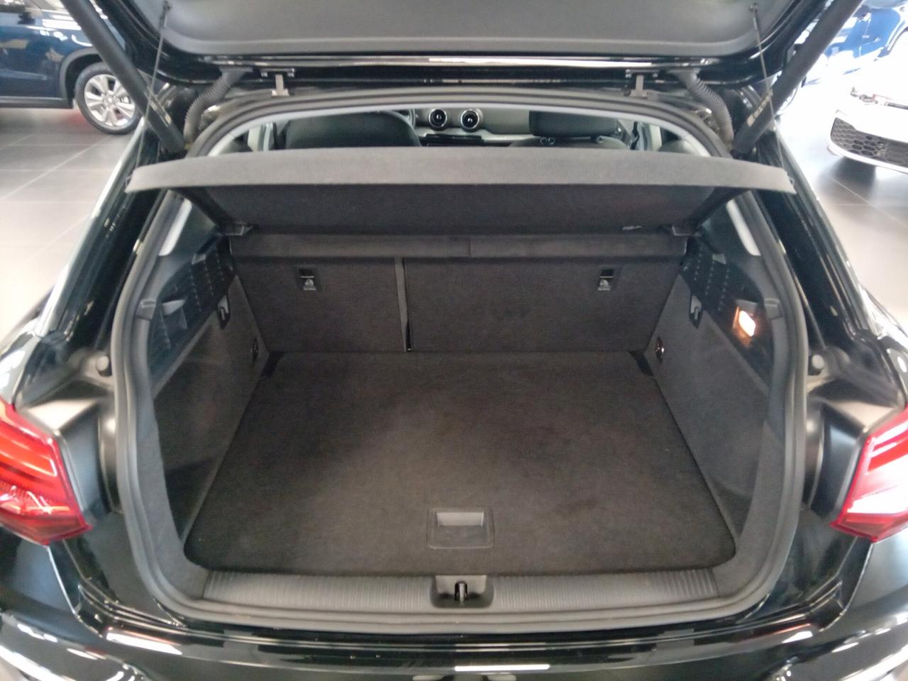 Audi Q2 30 TFSI Business Advanced