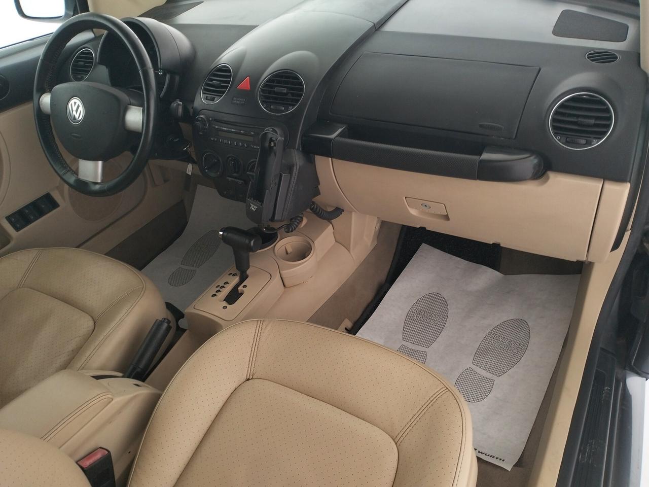 Volkswagen New Beetle 2.0 Cabrio aut.
