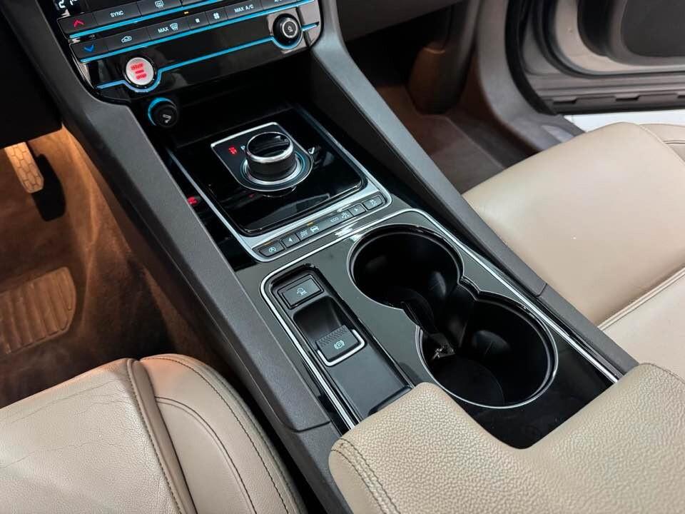 Jaguar F-Pace 2.0 D 180 CV AWD