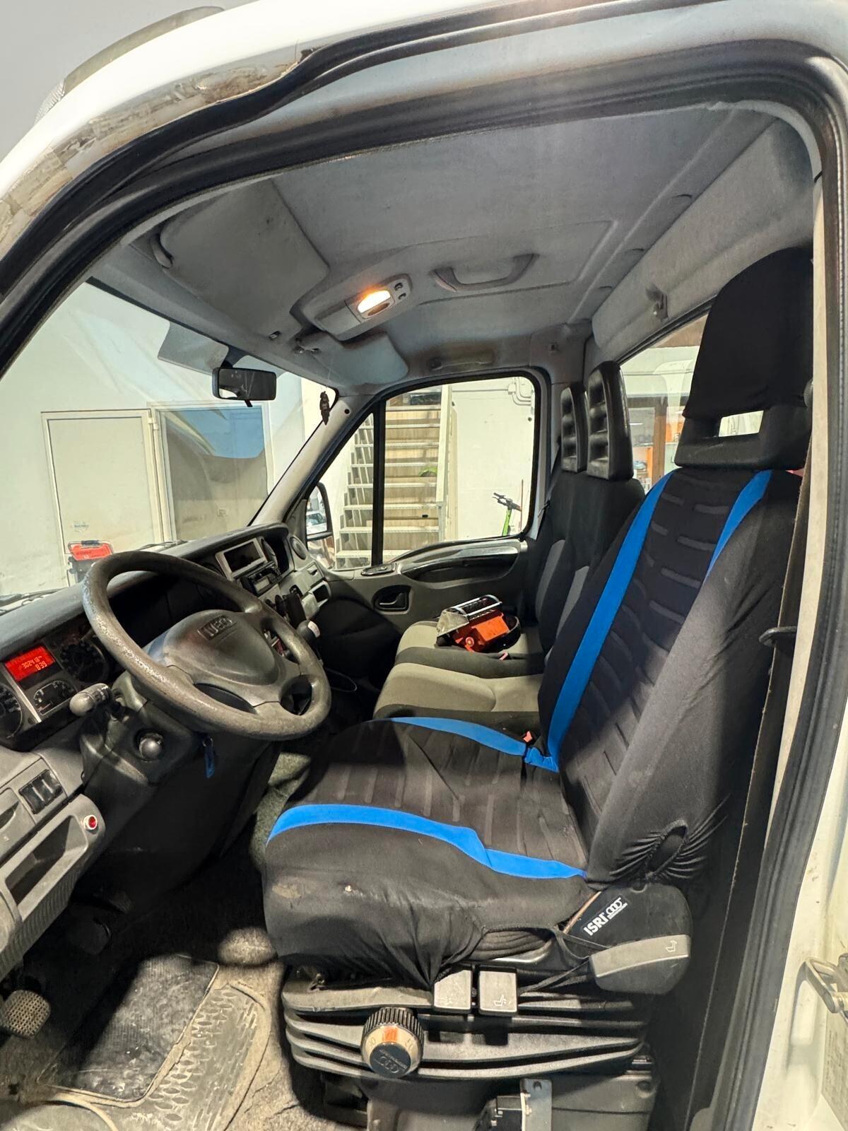 Camion pianale IVECO Daily 35-e4 con gru