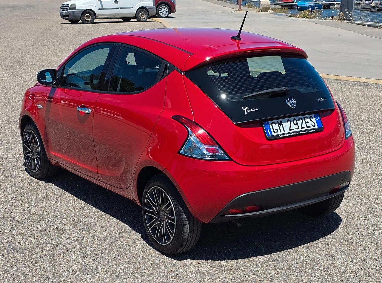 Lancia Ypsilon 1.0 FireFly 5 porte S&S Hybrid Ecochic Silver