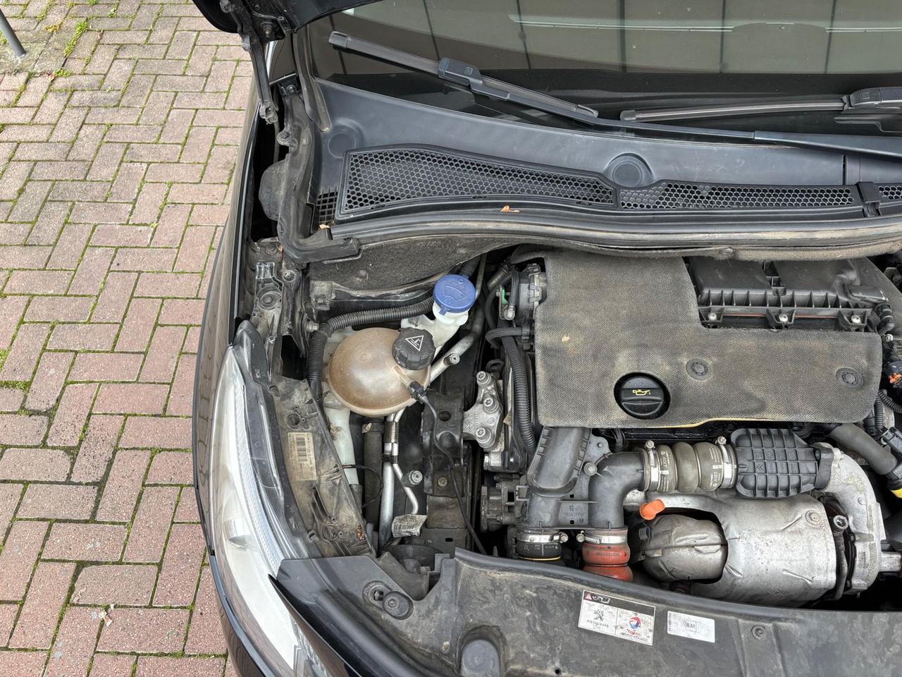 Peugeot 2008 Allure 1.6 Blue HDI 120 DISTRIB #9753