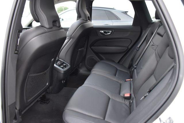 VOLVO XC60 D4 AWD Momentum *TETTUCCIO, PELLE*