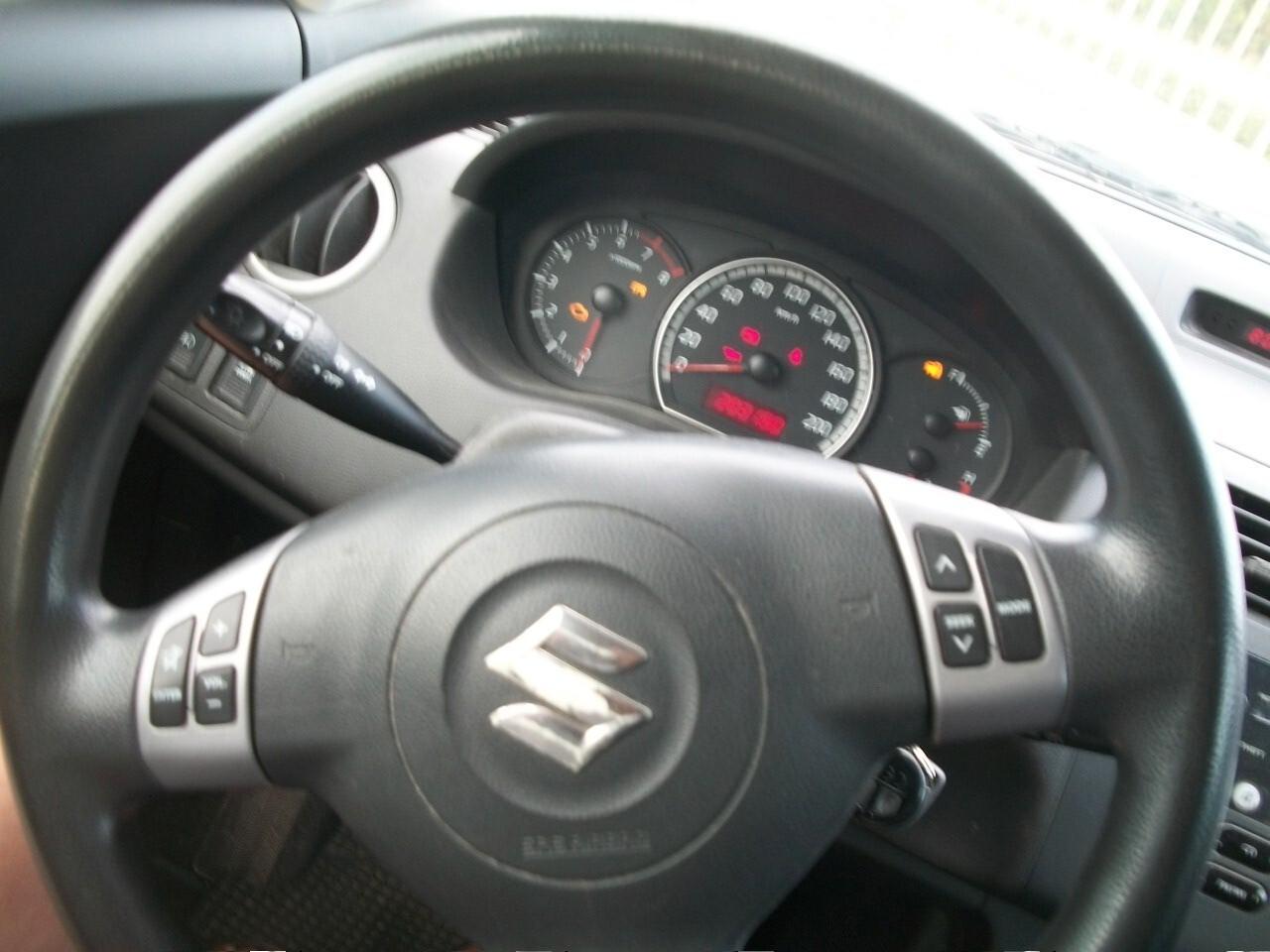 Suzuki Swift 1.3 5p. GLX KM 200.300 CC 1328 BENZINA EURO 04 REVISIONE SCADE 30/06/2026 BOLLATA 30/06/2026 SI NEOPATENTATI UNICO PROPRIETARIO GIA FATTA LA FRISIONE GOMMATA 95/100 GARANZIA UN ANNOCOME NUOVA