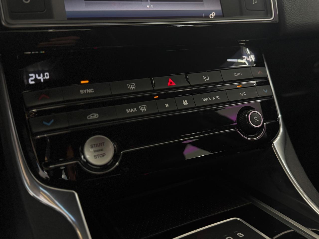 Jaguar XE 2.0 D 240 CV AWD aut. R-Sport