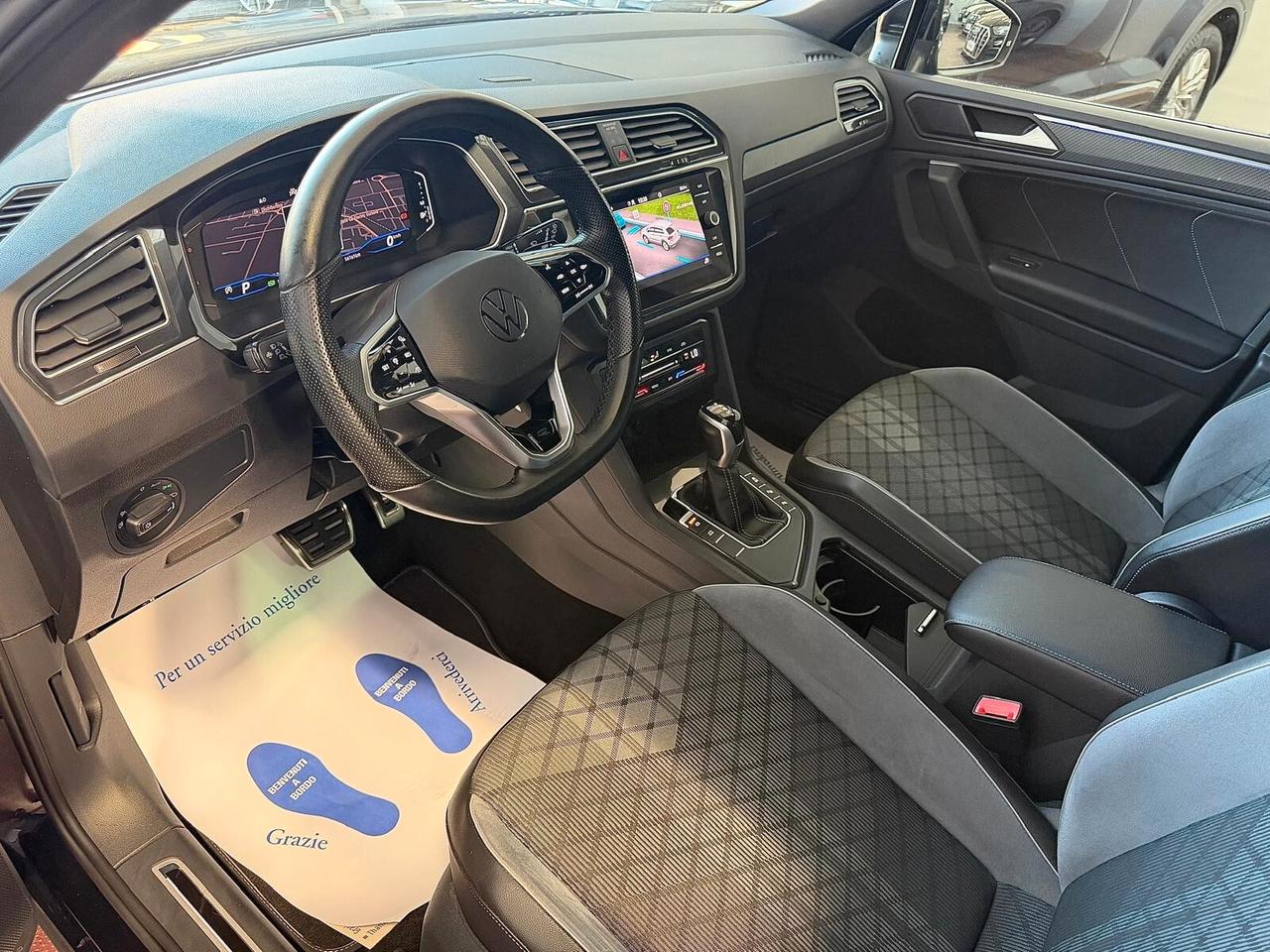Volkswagen Tiguan 2.0 TDI 150 CV SCR DSG R-Line interno ed esterno