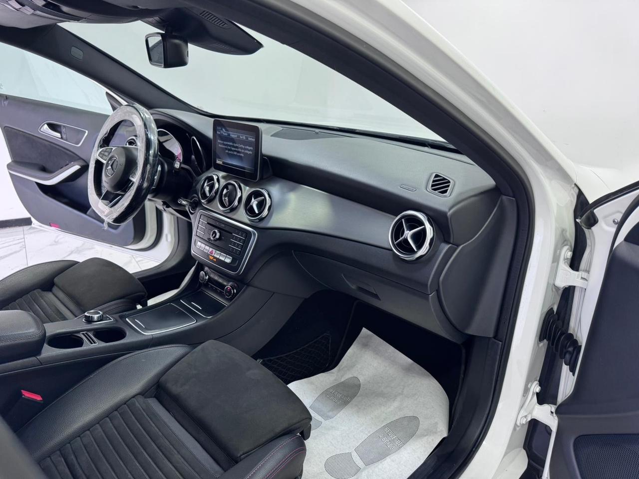 Mercedes-benz GLA 220 d Automatic -PREMIUM AMG-GARANTITA-2017