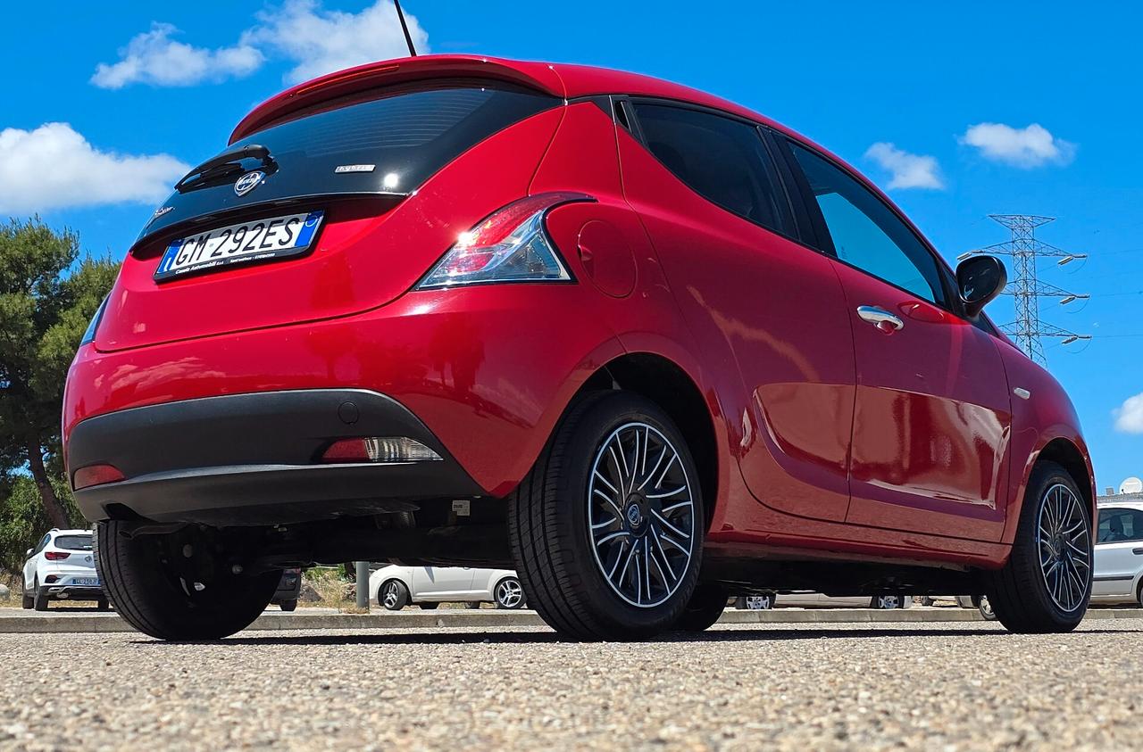Lancia Ypsilon 1.0 FireFly 5 porte S&S Hybrid Ecochic Silver