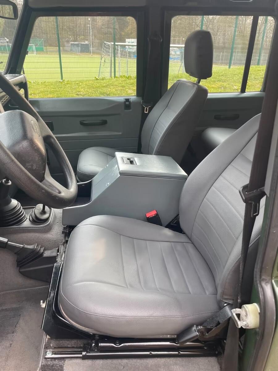 Land Rover Defender 300Tdi SW completamente restaurato