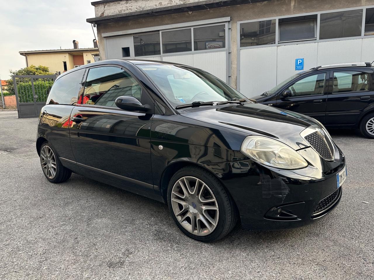 Lancia Ypsilon 1.4 16V Sport MomoDesign