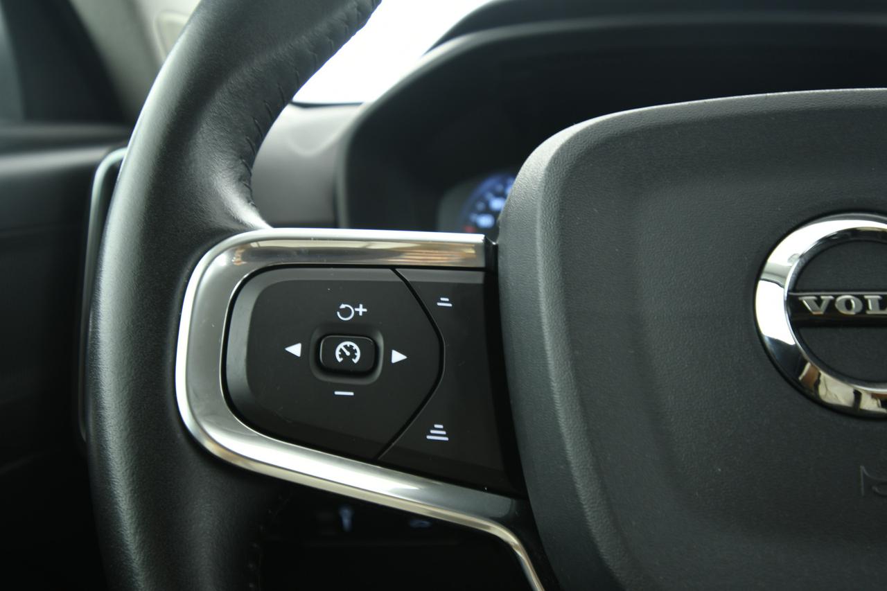 VOLVO XC40 2.0 d4 Momentum awd geartronic PELLE+LED+C19"