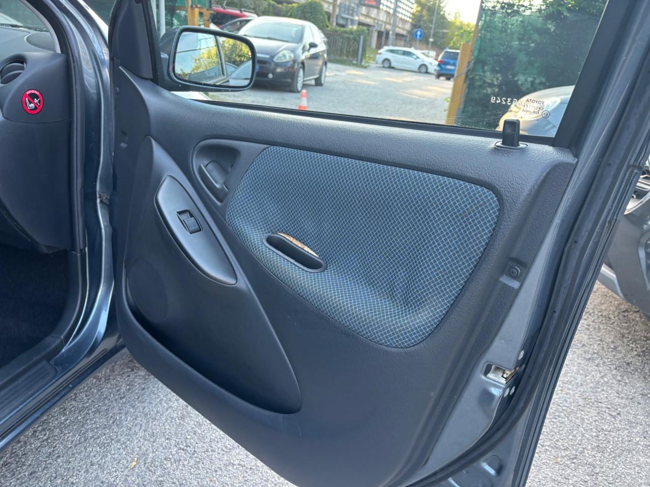Toyota Yaris 1.0i 5 porte Sol OK NEOPATENTATI