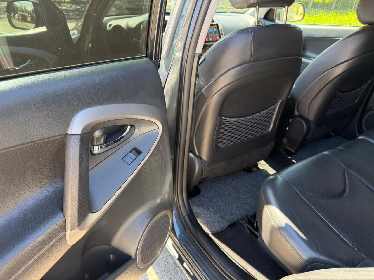 Toyota RAV 4 2.2 D-4D 136 CV tenuto maniacalmente