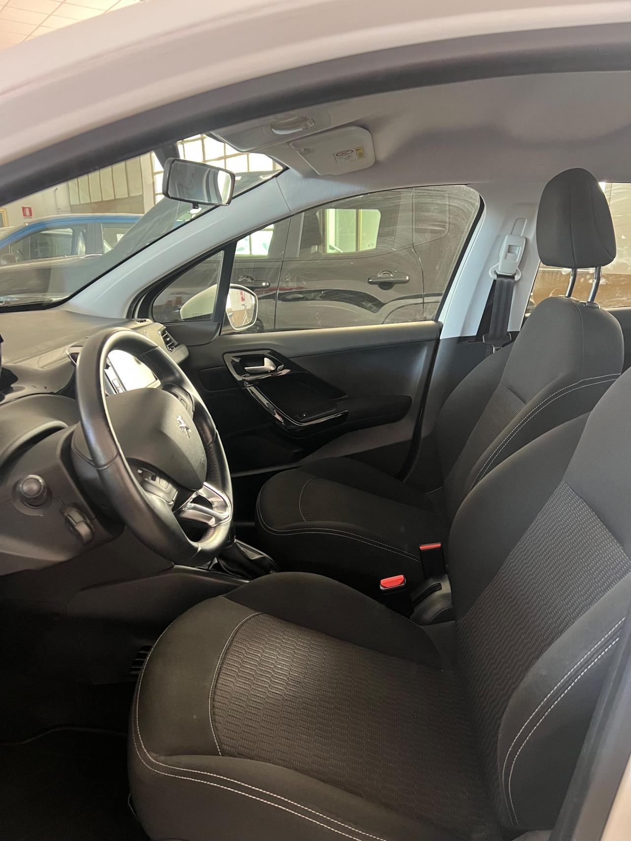 Peugeot 208 PureTech 82 5 porte Black Line