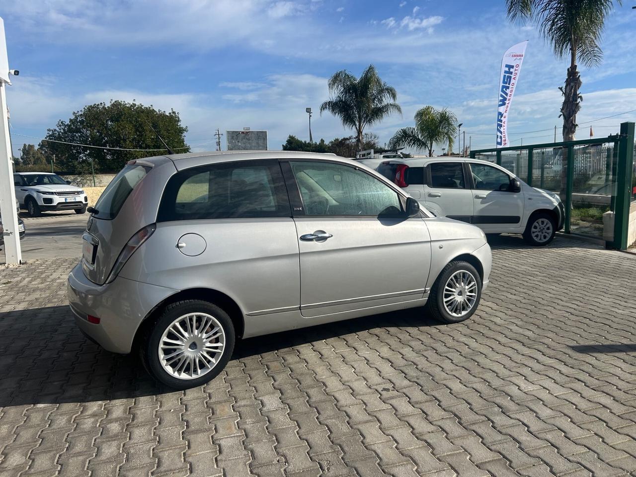 Lancia Ypsilon 1.3 MJT 75 CV Unyca