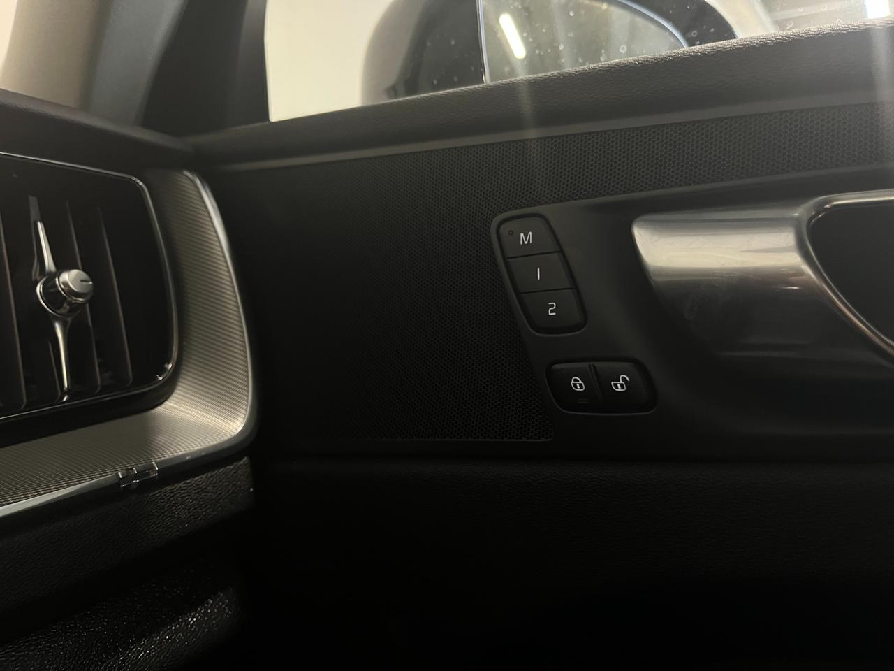 VOLVO XC60 B4 D PLUS DARK AWD AUTO