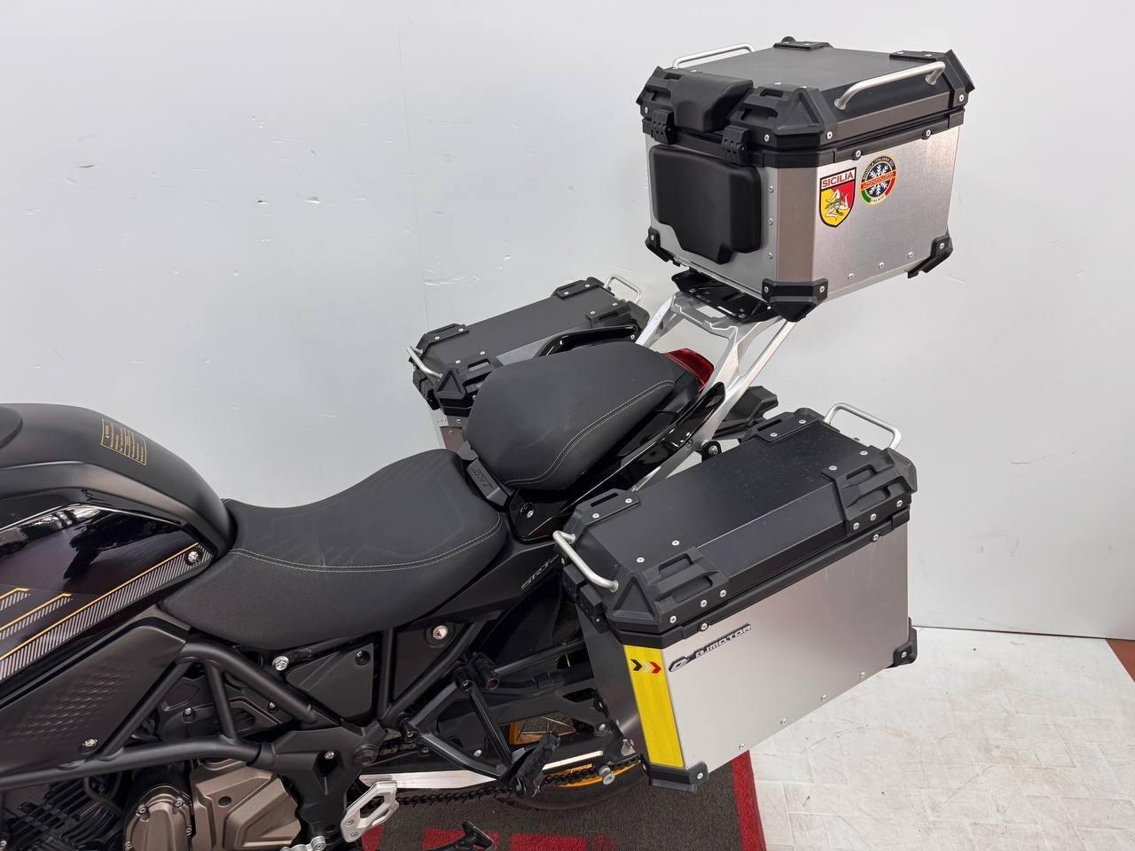Qj Motor SRT 700 SX TRIS DI VALIGIE IN OMAGGIO