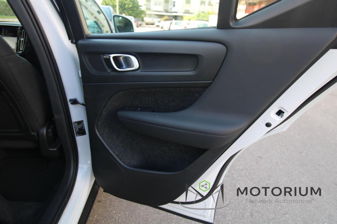 VOLVO XC40 MOMENTUM