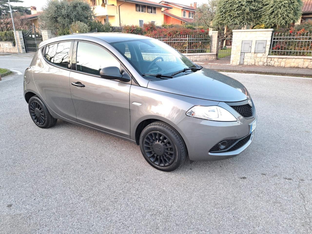 Lancia Ypsilon 1.0 FireFly 5 porte S&S Hybrid Ecochic Silver