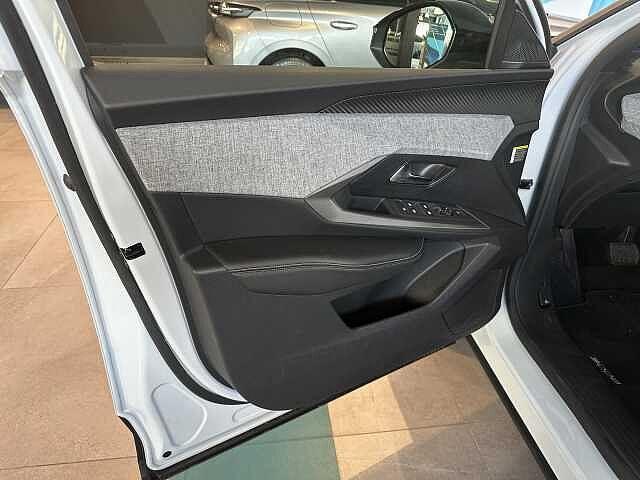 Peugeot e-3008 motore elettrico (73kWh) 210 CV Allure