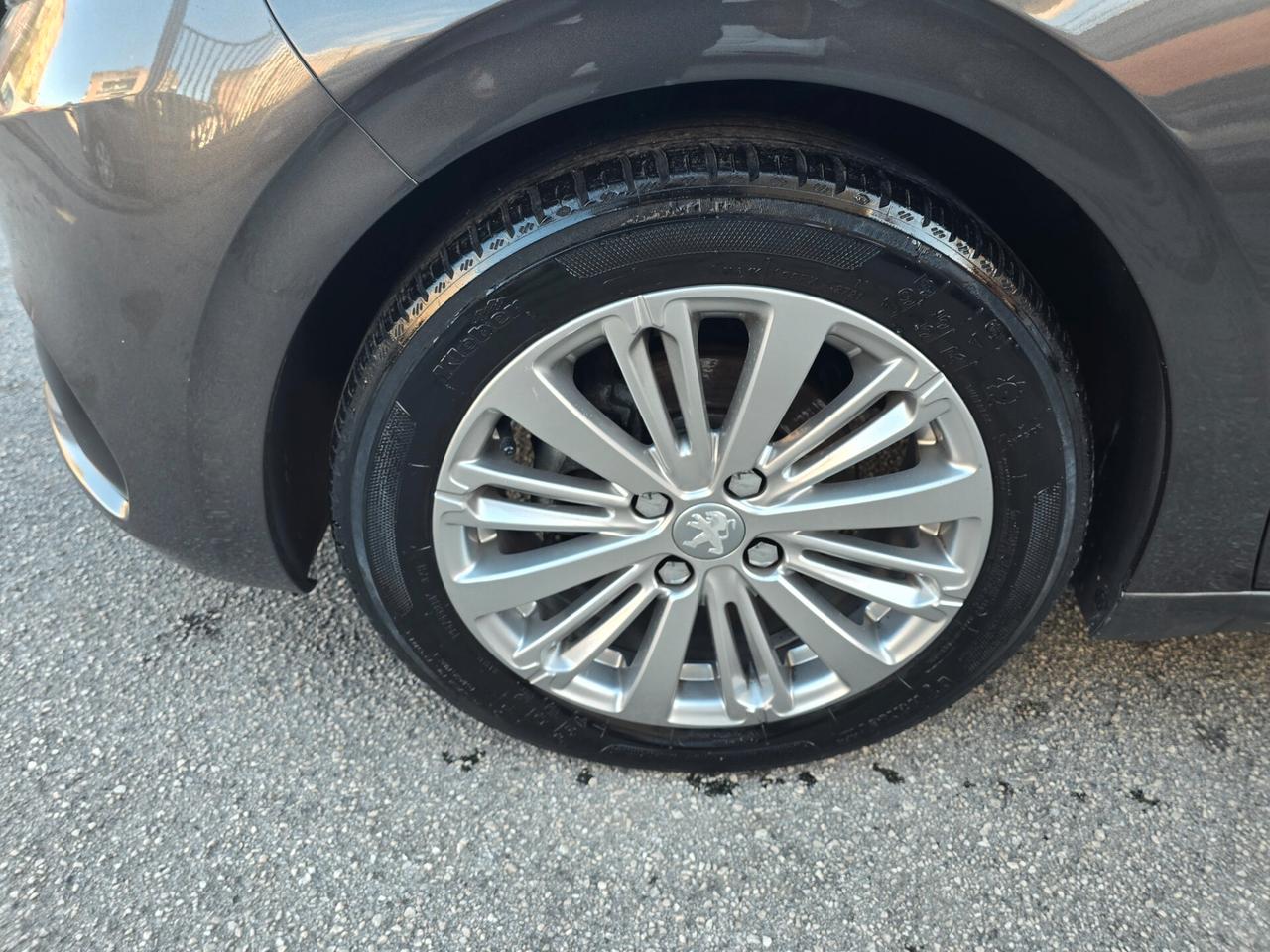 Peugeot 208 PureTech 82 5 porte Allure