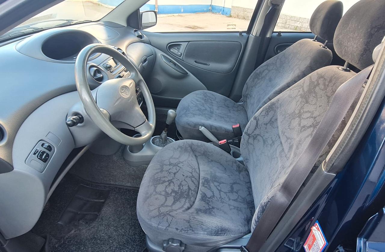 Toyota Yaris 1.0i 16V cat 5 porte Sol