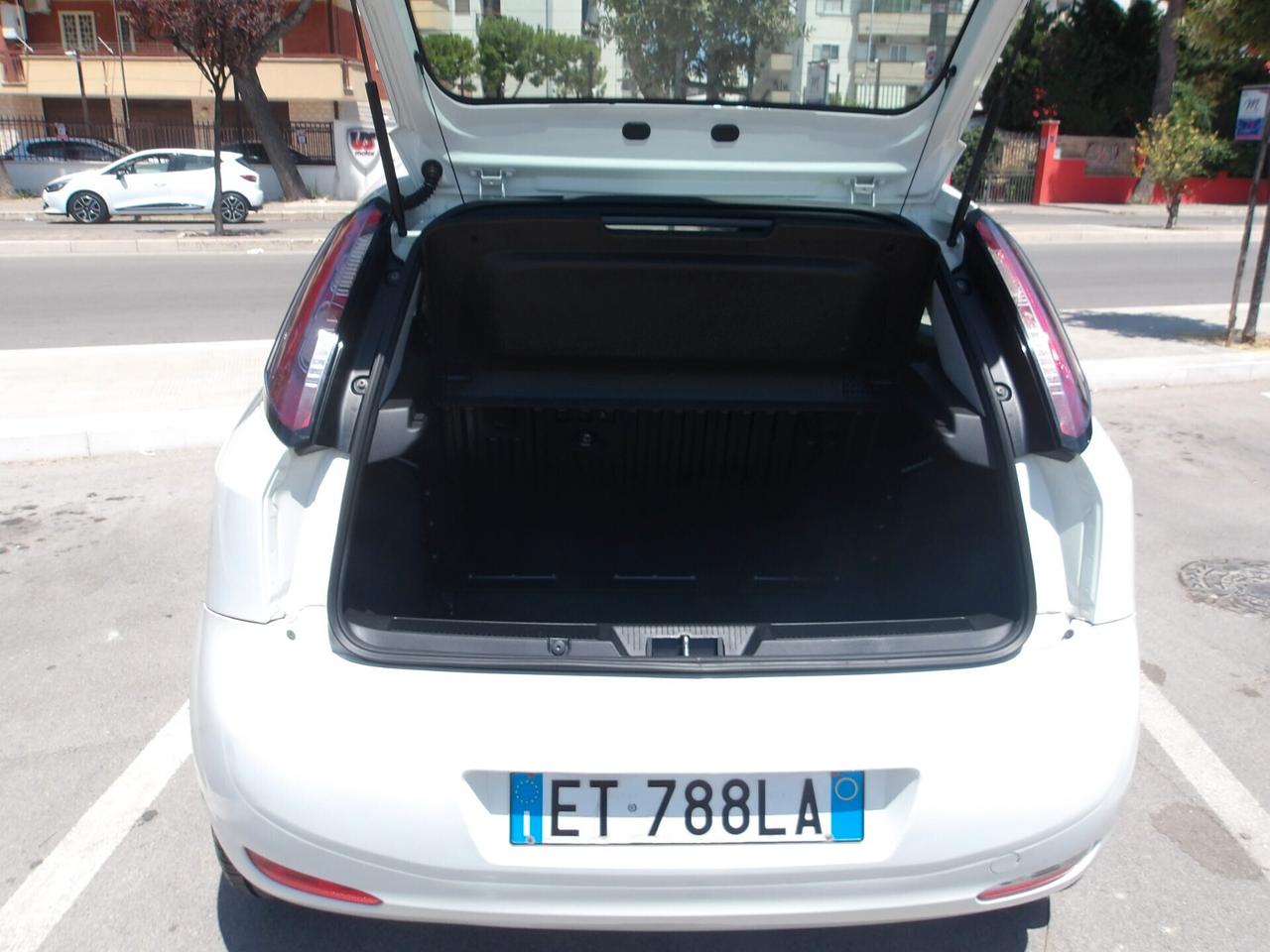 FIAT PUNTO 1.4 BENZ-2013