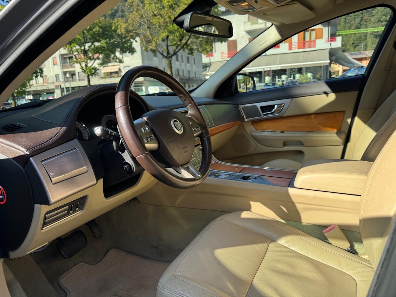 Jaguar XF 2.7D V6 Premium Luxury