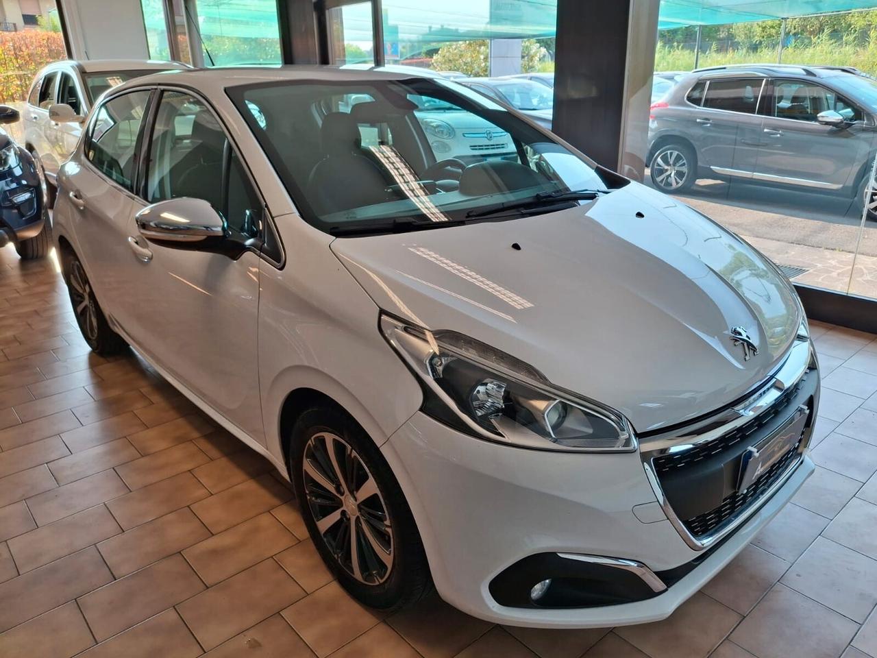 Peugeot 208 *5p 1.2 *NEOPATENTATI*TAGLIANDI CERTIFICATI